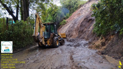 Trabajan para habilitar paso en vías de Caldas afectadas por derrumbes