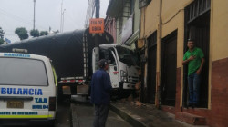 Un camión colisionó con otro vehículo y después chocó contra una casa