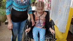 Consiguió una silla de ruedas para su hija