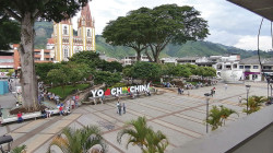 Llevaba a su bebé, de tres meses, dentro de una bolsa