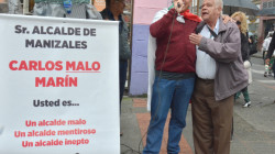 Desafiaron la lluvia para protestar contra el alcalde de Manizales