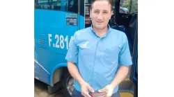Destacan honestidad de conductor de buseta que devolvió billetera 
