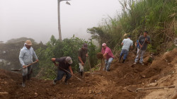 Habitantes de la vereda Guacas de Manizales despejan vía tras derrumbe