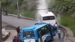 Un vehículo de servicio público se incendió en Villanueva