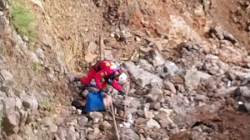 Así fue el rescate del cuerpo de un hombre que rodó 30 metros