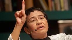 La Premio Nobel María Ressa clama contra las redes sociales como mecanismo del poder