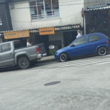 Al acecho de los mal parqueados en el barrio Fátima de Manizales