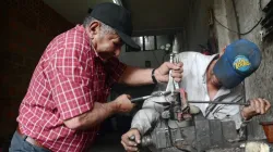 La manos del desvare: mecánicos del parque Liborio de Manizales