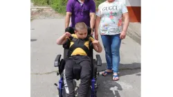 Yonnier rueda cómodo en su silla