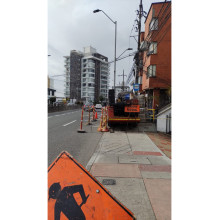 Molestos por máquina obstruyendo la vía en el barrio La Camelia 