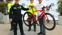 Le puso conversa, le pidió una vuelta en bicicleta y se la robó