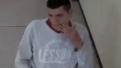 Le dijo que le tenía un regalo y le sacó un changón