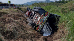 Tractocamión se volcó en Pacífico 3