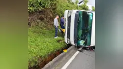 Turbo se volcó en la salida de Manizales: un lesionado