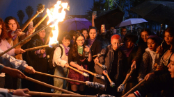 Mujeres marcharon con antorchas en Manizales para conmemorarse