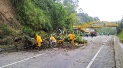 Derrumbes bloquean la movilidad en la vía Panamericana y el sector de El Arenillo