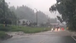 Aguas lluvia se desbordaron sobre la vía en Maltería 