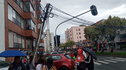 Poste en riesgo de caída por choque de un carro obliga el cierre de la avenida Santander