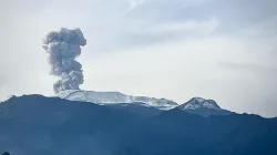 Así se vio la emisión de ceniza del volcán Nevado del Ruiz este martes desde Manizales