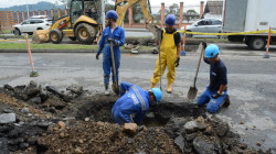 El agua afloró de nuevo ayer en la madrugada sobre la avenida Santander cerca del Batallón