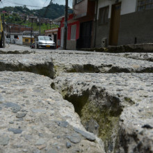 En Manizales hay barrios llenos de huecos y sumando