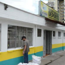 Pintan la fachada de la Secretaría de Deporte de Caldas