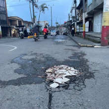 La comunidad de Anserma (Caldas) tapa huecos con escombros, ante omisión de la Alcaldía