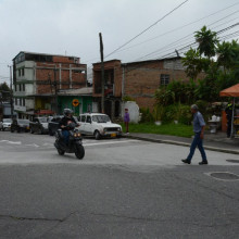 La comunidad pide tapar huecos y señalizar una cebra en el barrio Chipre de Manizales