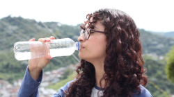 Para conservar la hidratación no basta con tomar agua