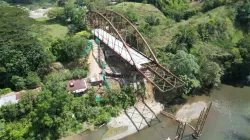 Instalan estructura del puente El Alambrado, entre Quindío y Valle, en su lugar definitivo