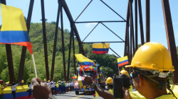Gremios y transeúntes celebran la apertura del puente El Alambrado, entre Quindío y Valle