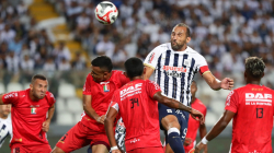 Once Caldas, sin ropa en la Noche Blanquiazul de Alianza Lima, en Perú