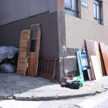 Tablas y muebles son abandonados en los andenes del Centro de Manizales