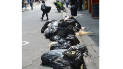 Tiran la basura encima de la carrera 23, en el Centro Histórico de Manizales