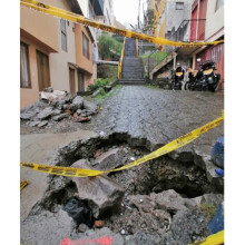 Abertura en el barrio Arboleda de Manizales obstaculiza el paso peatonal 