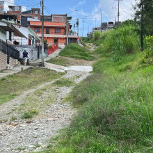 Grietas y maleza se adueñan de vía en Anserma (Caldas)