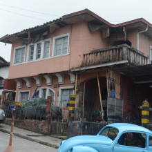 Casa en deterioro preocupa a peatones en sector de Liborio en Manizales