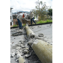 Un poste caído, cierre de vías y un deslizamiento, lo provocado por lluvias en Caldas  