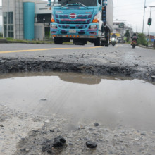 Huecos en el barrio La Fuente de Manizales ponen en peligro a motociclistas