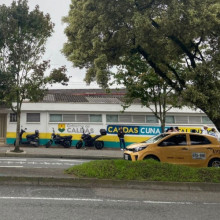 Cogieron el andén de parqueadero de motos en sede de la Secretaría del Deporte de Caldas
