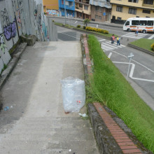 Cogieron las escaleras de baño público a un lado de una escuela de Manizales