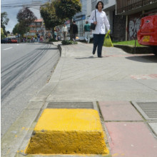  Bases de postes de alumbrado público, un obstáculo para peatones en Manizales