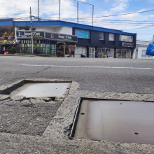 Hundimiento de tapas para cableado preocupan a conductores en Manizales