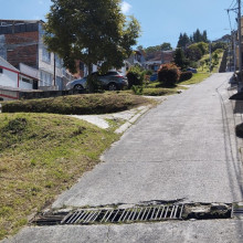 Alcantarillado sin tapa expone a conductores en la vía de La Carola (Manizales)