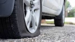 Atención, conductores en Manizales: banda lanza tachuelas y luego ofrece despinchar