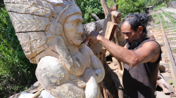 Mario Enrique Petro convierte los troncos de madera en esculturas