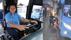¡Buen ejemplo! A conductor de Socobuses no le importó el aguacero para ayudar a pasajera