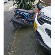 Mal parqueados: peatones en el barrio Palermo de Manizales piden que les respeten el andén