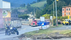Avenida del Sena en Manizales, bloqueada por tractocamión: se le salió la carga de tubos