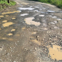 Huecos y maleza dificultan el paso en vía rural de Anserma (Caldas)